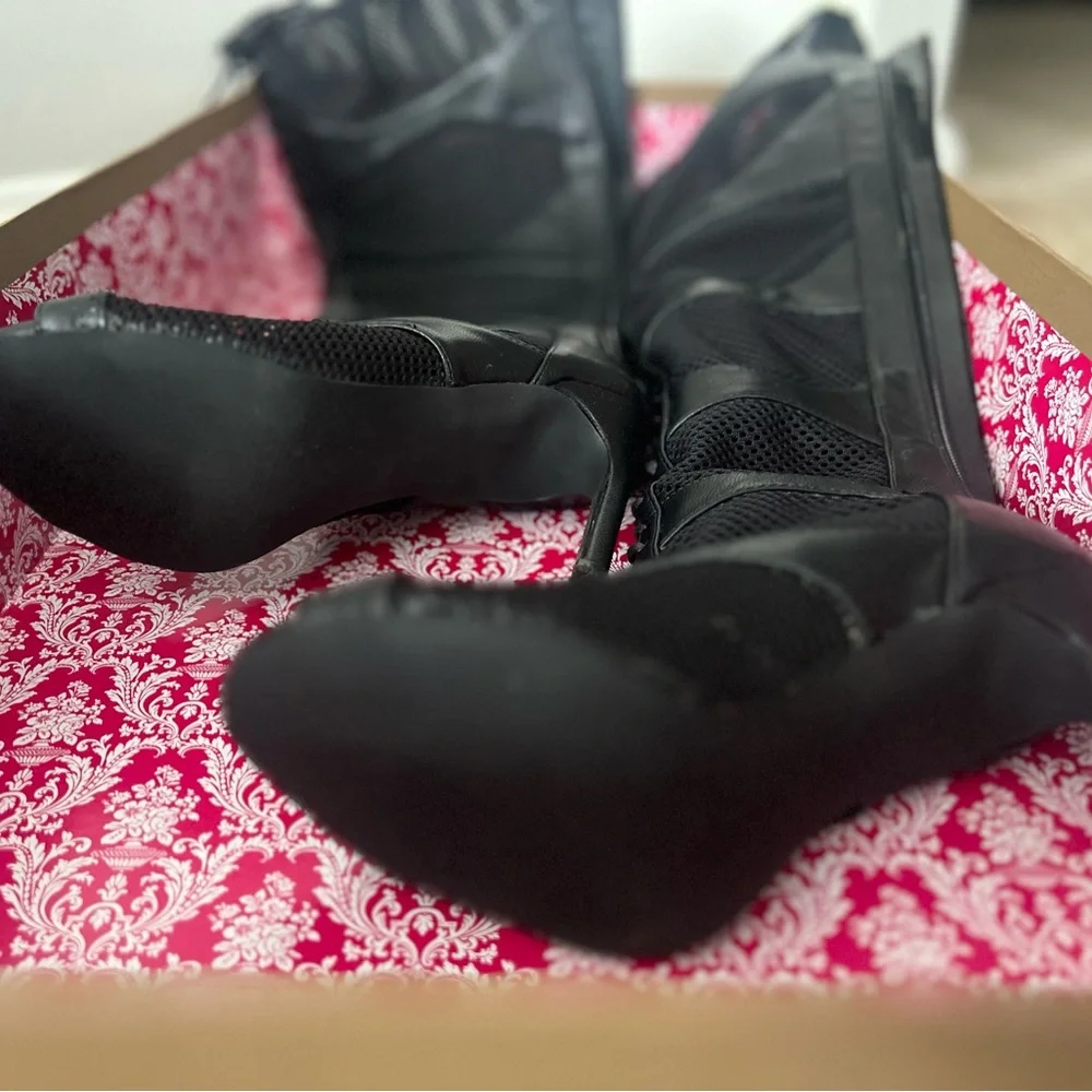 Womens boots size 8, brand Privileged